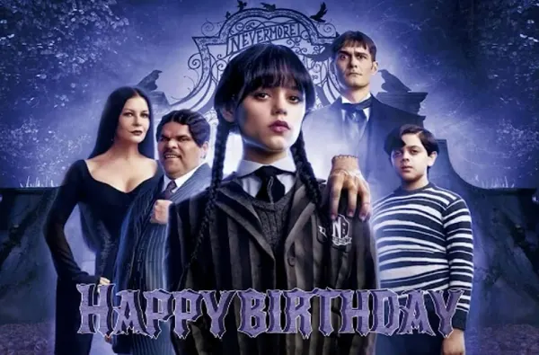 Obdélníkový jedlý obrázek na dort – Wednesday, s rodinou a nápisem Happy Birthday (fialová, černá, modrá)