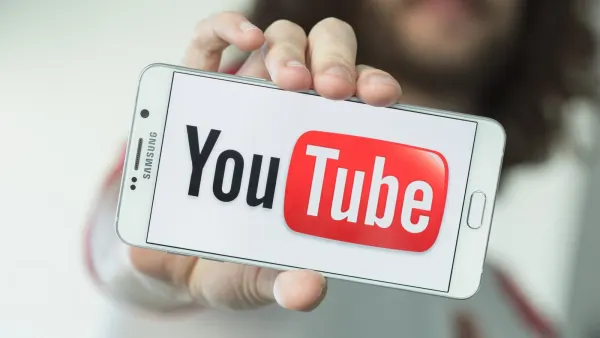 Obdélníkový jedlý obrázek na dort – YouTube, ruka se smartphonem a logem (červená, bílá, černá)