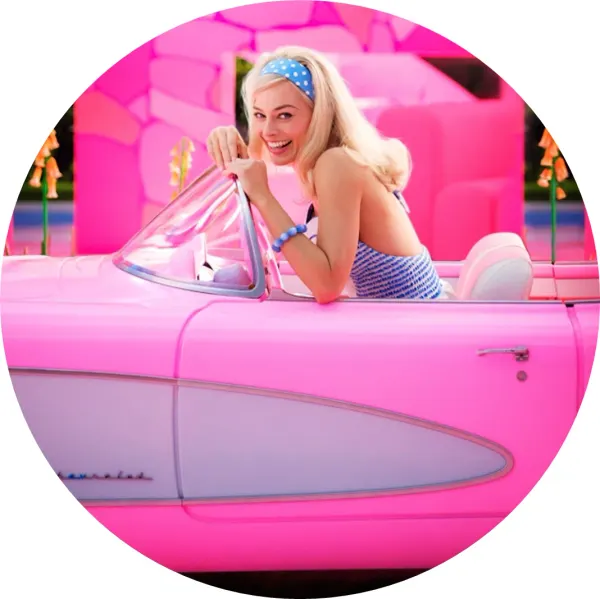 Kulatý jedlý obrázek na dort – Barbie, opřená o sklo růžového auta (růžová, modrá, bílá)