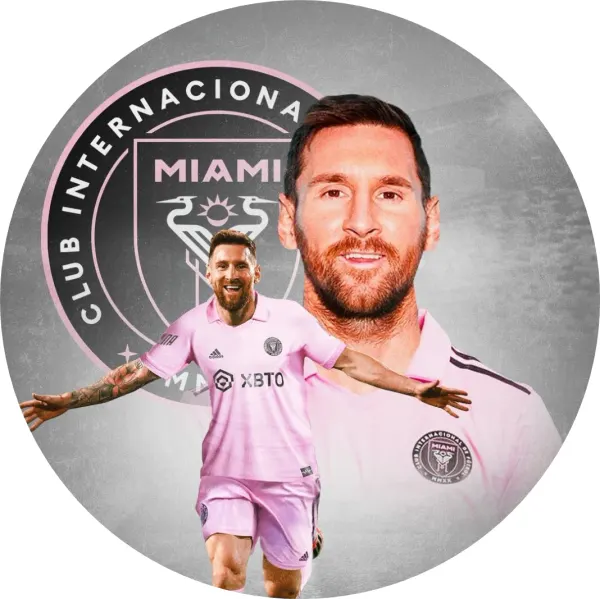 Kulatý jedlý obrázek na dort – Lionel Messi, oslava gólu a erb Miami (růžová, šedá, bílá)
