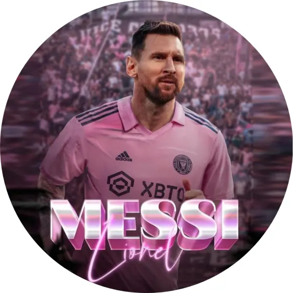 Kulatý jedlý obrázek na dort – Lionel Messi, v běhu a chromovaný nápis (růžová, fialová, bílá)