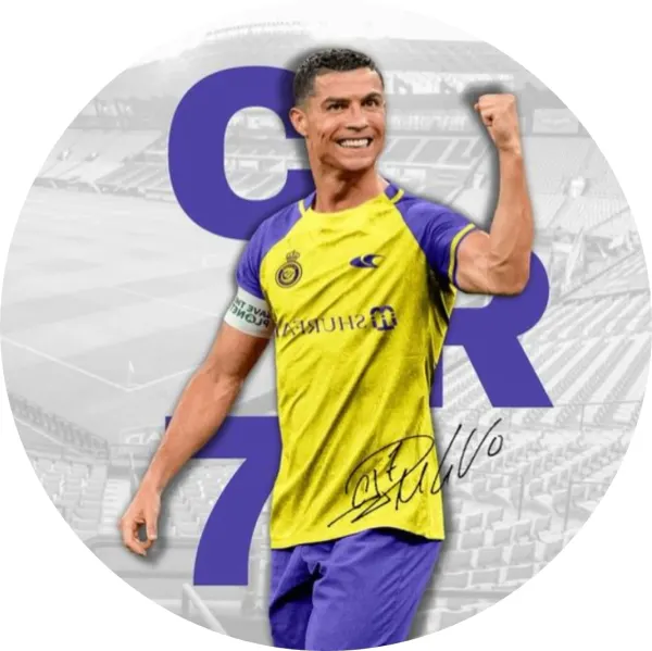 Kulatý jedlý obrázek na dort – Cristiano Ronaldo, úsměv s pěstí a nápis CR7 (žlutá, fialová, šedá)