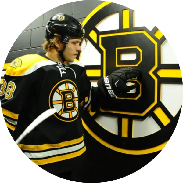 Kulatý jedlý obrázek na dort – David Pastrňák, Boston s velkým logem B (černá, žlutá, bílá)