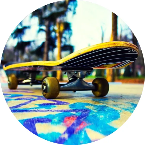 Kulatý jedlý obrázek na dort – Skateboard, žluté prkno na betonu v parku (žlutá, modrá, šedá)