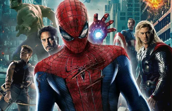 Obdélníkový jedlý obrázek na dort – Spiderman, s Avengers a Hulkem ve městě (červená, modrá, šedá)