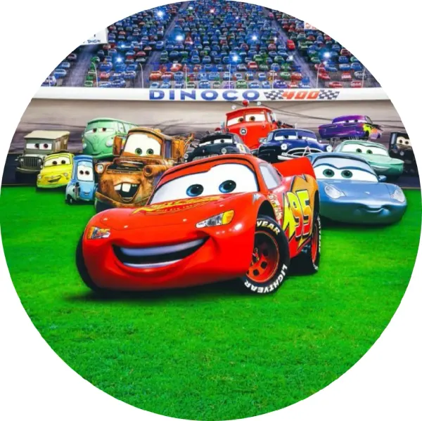 Kulatý jedlý obrázek na dort – Cars, McQueen, Burák a Sally u tribun (červená, zelená, modrá)