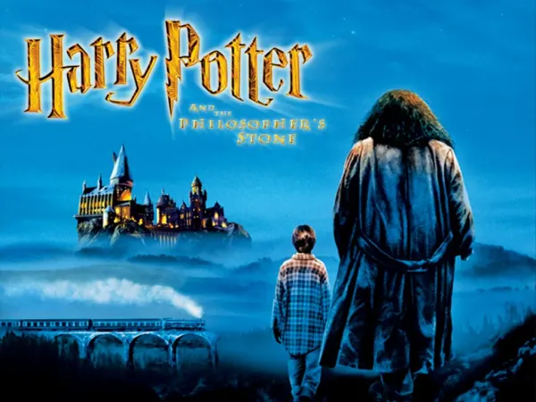 Obdélníkový jedlý obrázek na dort – Harry Potter, Harry s Hagridem před hradem (modrá, černá, zlatá)