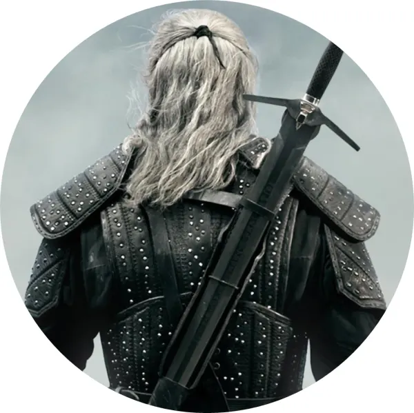 Kulatý jedlý obrázek na dort – Witcher, Zaklínač, Geralt ze zad v mlze (černá, šedá, bílá)
