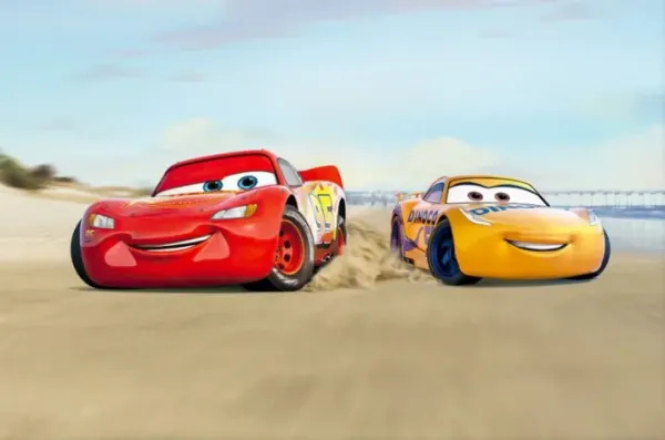 Obdélníkový jedlý obrázek na dort – Cars, McQueen a Cruz na pláži (červená, žlutá, modrá)