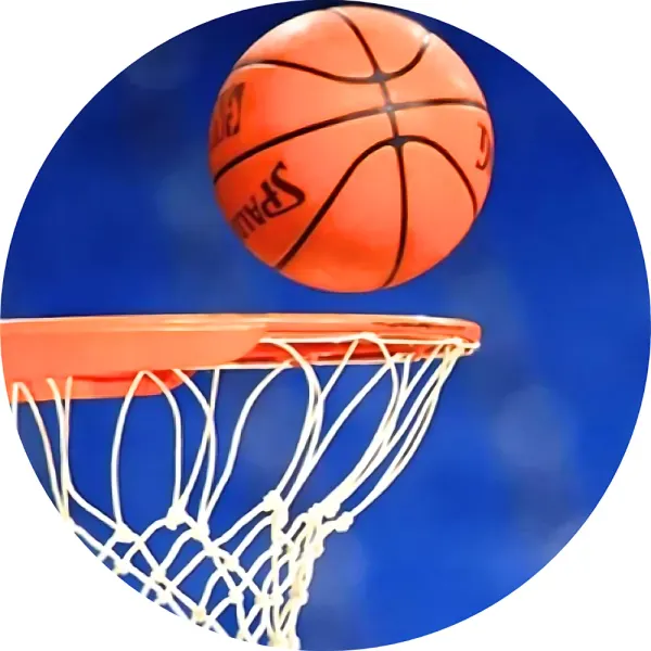 Kulatý jedlý obrázek na dort – Basketbal, letící míč nad obroučkou (modrá, žlutá, bílá)