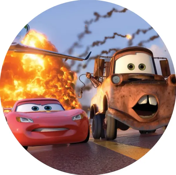 Kulatý jedlý obrázek na dort – Cars, McQueen a Burák při explozi (červená, žlutá, hnědá)