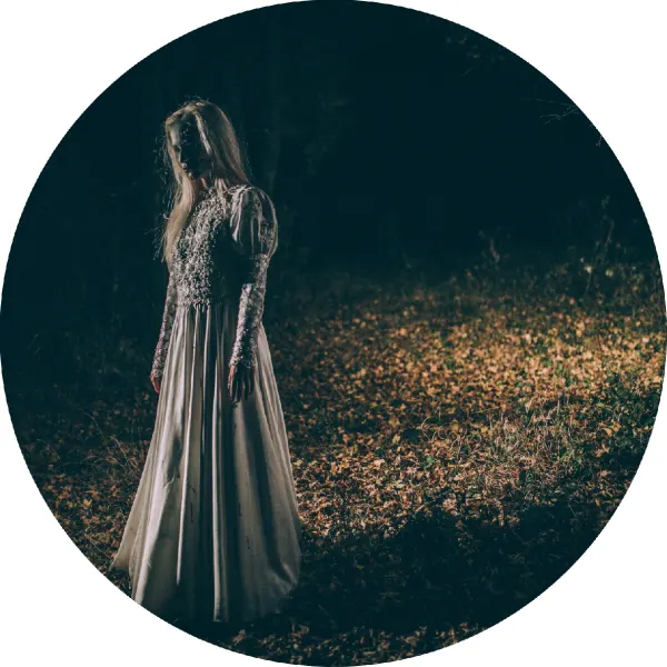 Kulatý jedlý obrázek na dort – Halloween, žena v bílých šatech v lese (černá, bílá, šedá)