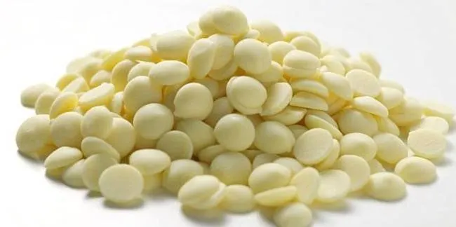 Pravá bílá čokoláda Carla 29 % v balení 500 g, tabulková čokoláda pro cukrářské použití