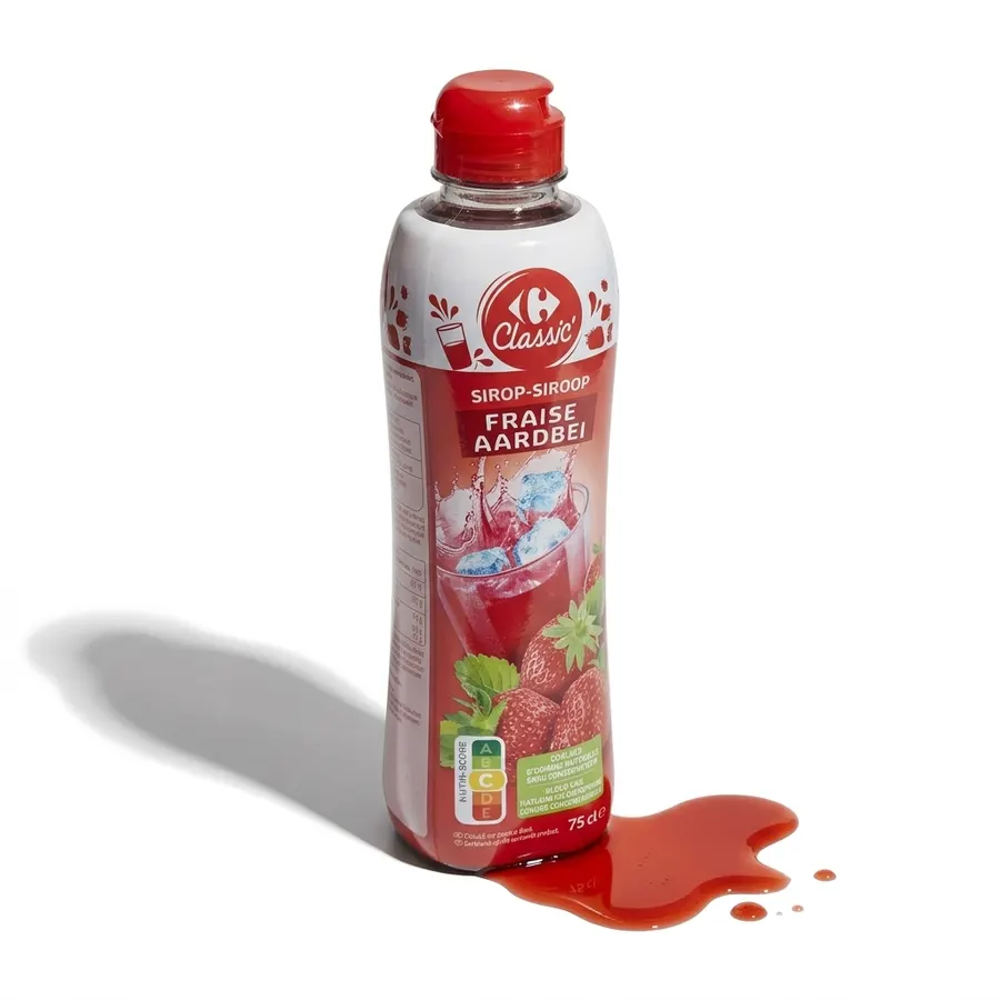 Láhev jahodového sirupu Carrefour Original o objemu 750 ml
