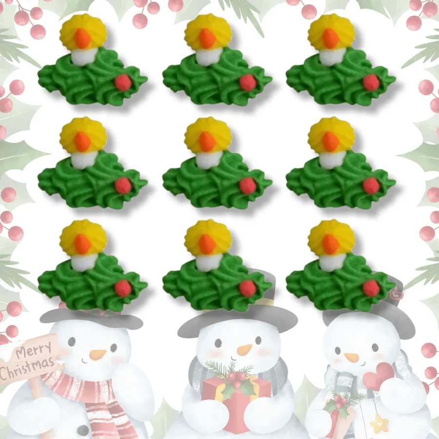 Devět bílých cukrových vánočních svíček z hmoty Royal Icing na tácku, velikost cca 2,5 cm