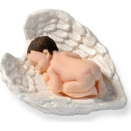 Cukrová figurka spícího miminka v andělských křídlech na dort, bílý motiv