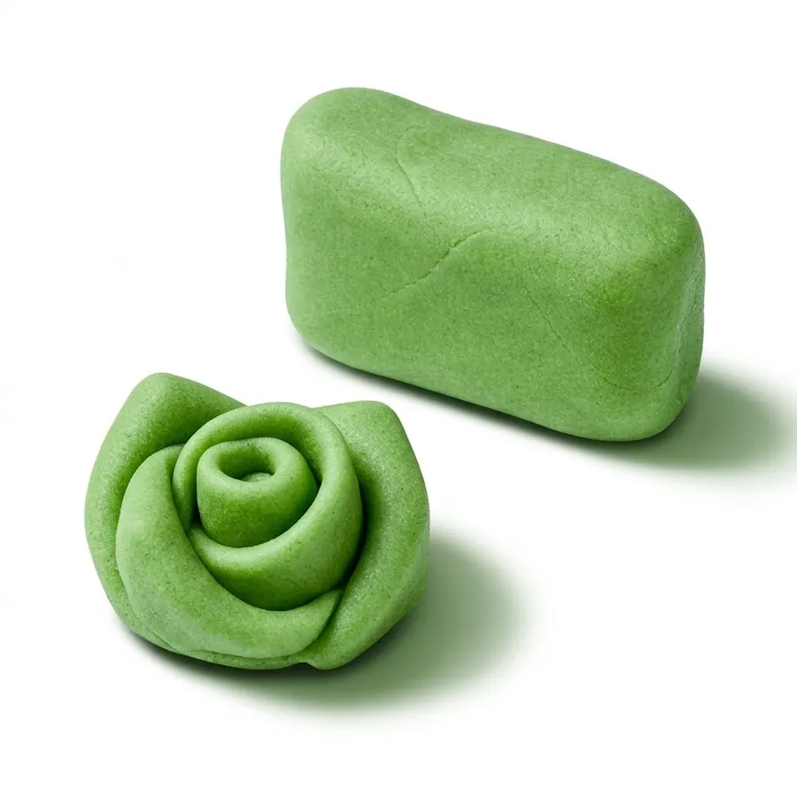 Zelený barvený marcipán SweetArt v balení 150 g, vyrobený z 30 % mandlí