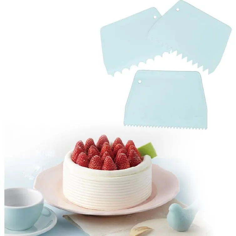 Sada tří zubatých cukrářských karet značky Cakesicq o rozměrech 13,5 x 10 cm, plastové pomůcky na vyhlazení krému