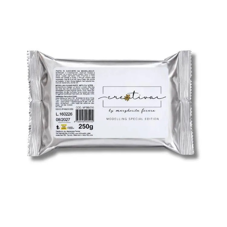 Bílý modelovací fondán SweetArt v balení 250 g pro tvorbu figurek a květin na dort