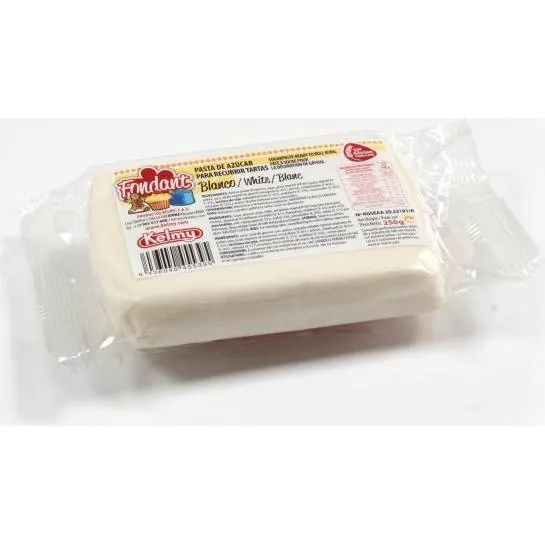 Bílá potahovací hmota Kelmy v balení 250 g, čistě bílá barva, cukrářský výrobek