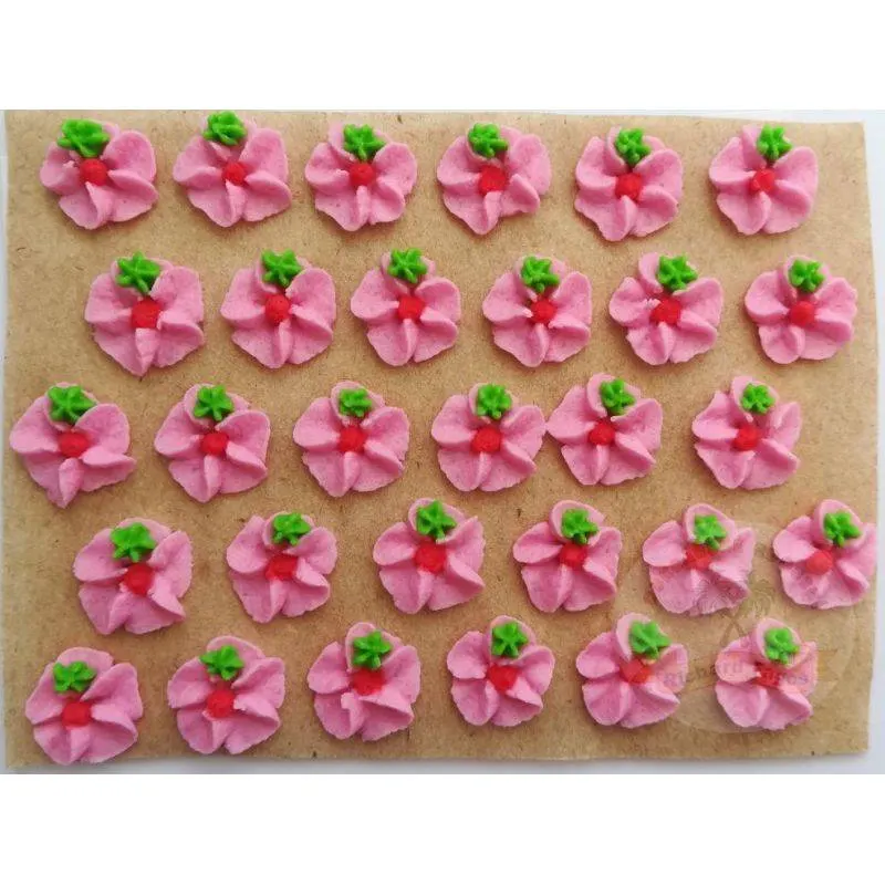 Růžové cukrové květy na platíčku, balení 30 drobných kvítků pro zdobení dortů a cupcakes