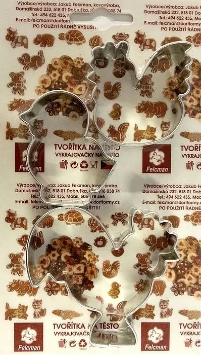 Sada tří vykrajovátek ve tvaru kohouta, slepice a kuřete z kovového plechu