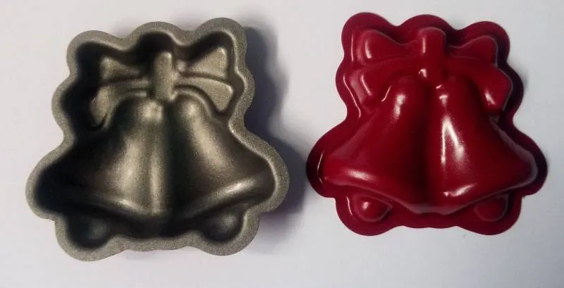 Teflonové vykrajovací formičky ve tvaru dvojzvonku s mašlí, průměr 6 cm, balení 10 kusů, stříbrné