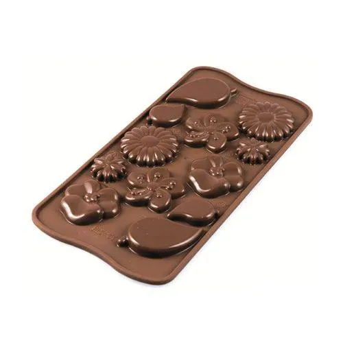 Silikonová forma Silikomart Choco Garden s reliéfy květin a motýlků na pralinky z čokolády
