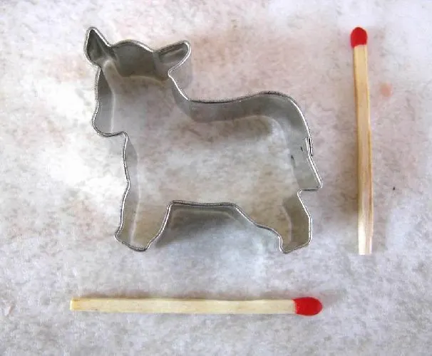 Vykrajovátko ve tvaru kravičky o rozměrech 3,3 x 4,2 cm pro cukroví a dekorace