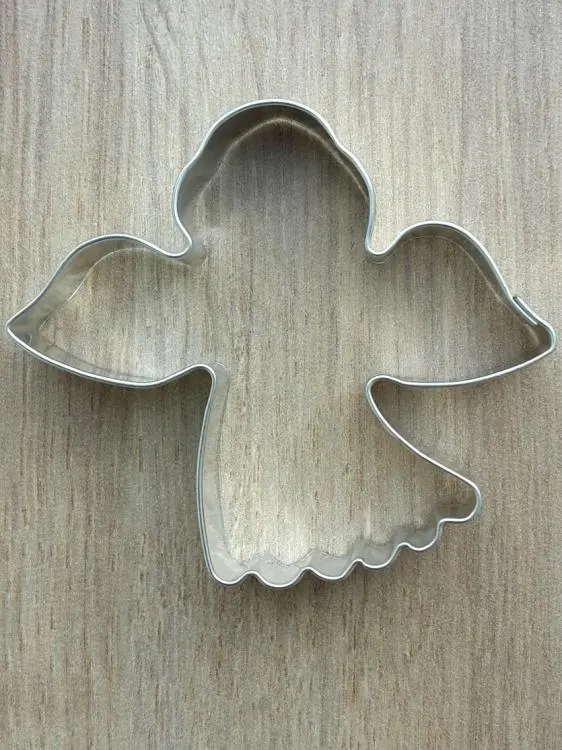 Vánoční vykrajovátko ve tvaru anděla z pocínovaného plechu, rozměr cca 67 x 60 mm