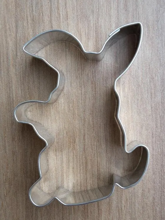 Vykrajovátko ve tvaru zajíčka z pocínovaného potravinářského plechu, velikost cca 60 x 95 mm