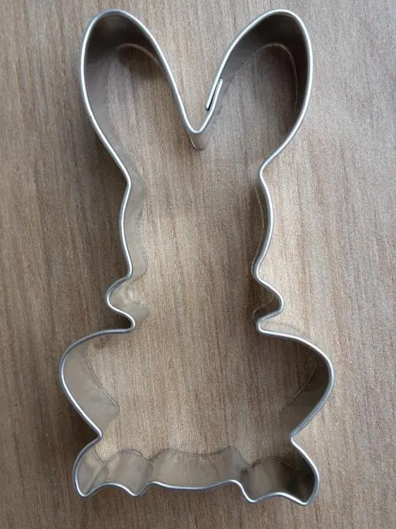 Vykrajovátko ve tvaru sedícího zajíce z kovového pocínovaného plechu, rozměr cca 40 x 80 mm