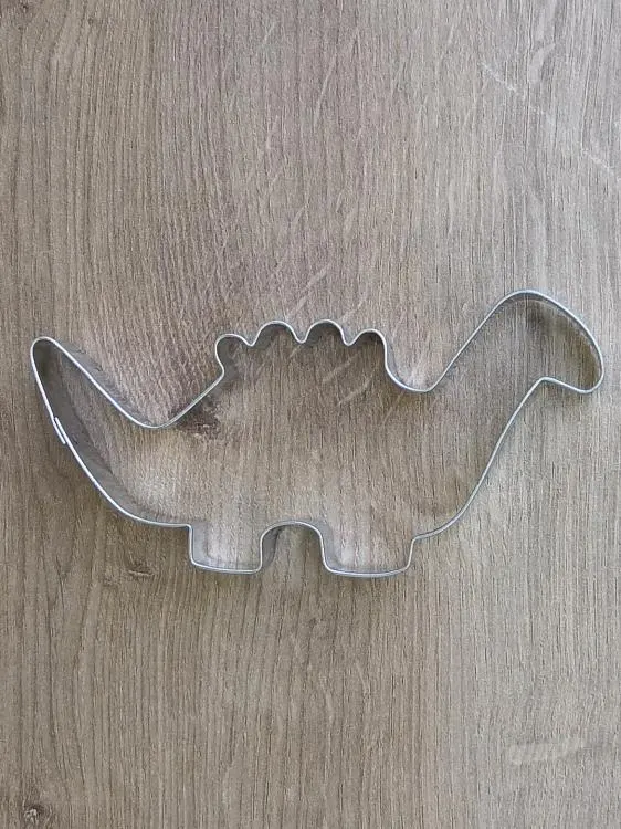Vykrajovátko ve tvaru dinosaura z pocínovaného plechu, rozměr 10,5 cm, stříbrná barva