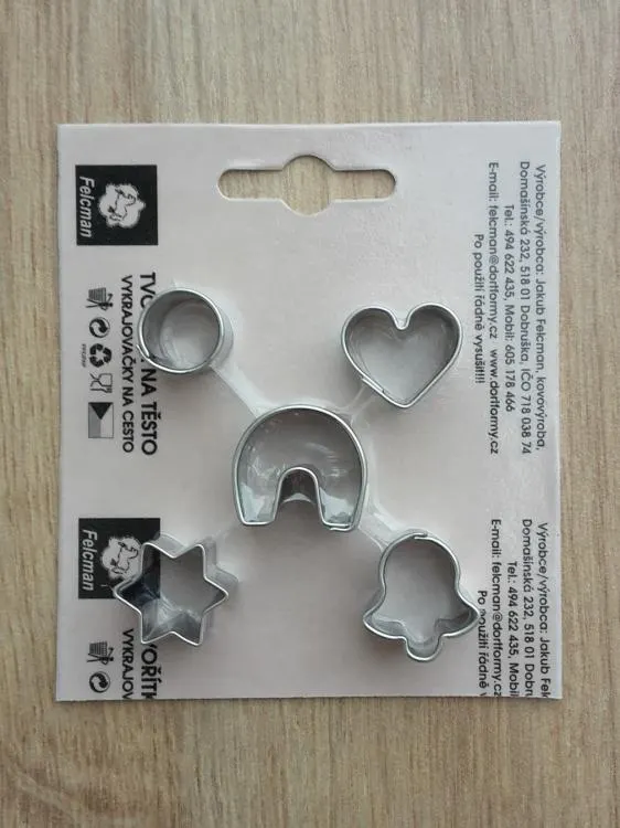 Nerezové mini vykrajovátko s vánočními symboly, rozměr cca 13 x 13 mm, na bílém pozadí