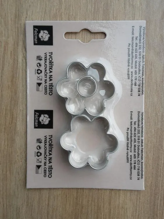 Sada dvou vykrajovátek ve tvaru malých kytiček se středem, průměr 40 mm, z pocínovaného plechu