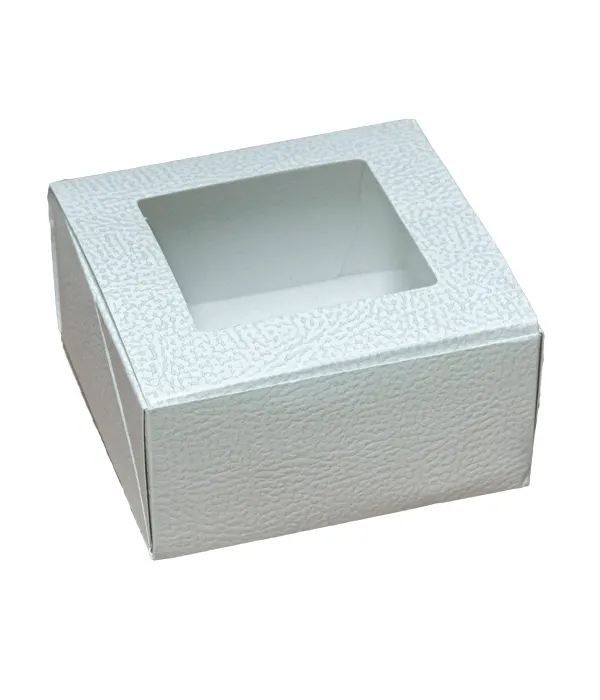 Bílá krabice na cukroví s průhledným víkem a reliéfním povrchem imitace kůže, rozměr 120 x 120 mm