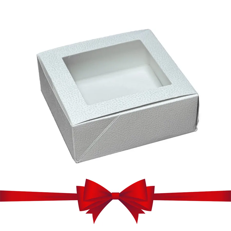 Bílá krabice na cukroví s průhledným víkem a reliéfem imitace kůže, rozměry 16 x 16 x 6 cm