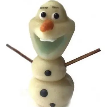 Marcipánová figurka sněhuláka Olafa z pohádky Ledové království, 5,5 × 5 cm, hmotnost 20 g